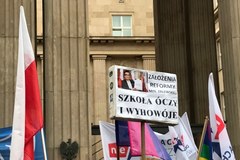 Protest rodziców i nauczycieli przed MEN