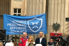 Protest rodziców i nauczycieli przed MEN