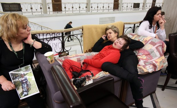 Protest rodziców osób niepełnosprawnych nie ustaje. "Trzeba się z tym rządem rozprawić"