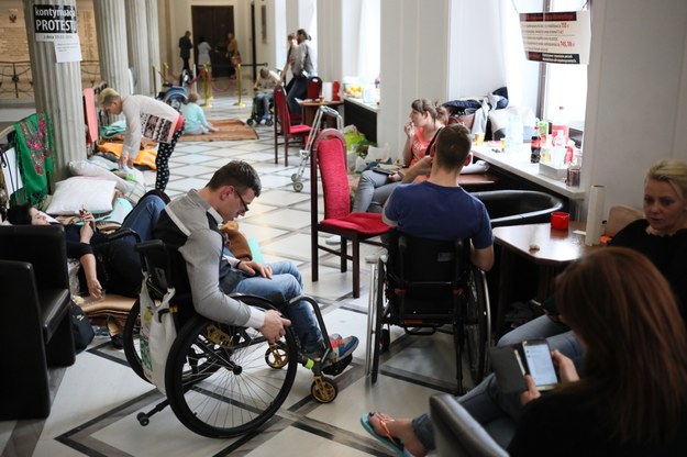Protest rodziców osób niepełnosprawnych / 	Leszek Szymański    /PAP
