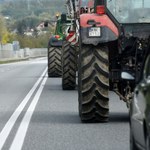 Protest rolników. Można wyprzedzić traktor na ciągłej linii? Sposób jest jeden