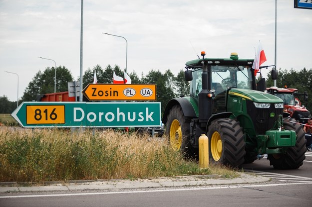 Protest rolników na drodze do przejścia granicznego w Dorohusku /Bartłomiej Wójtowicz /PAP