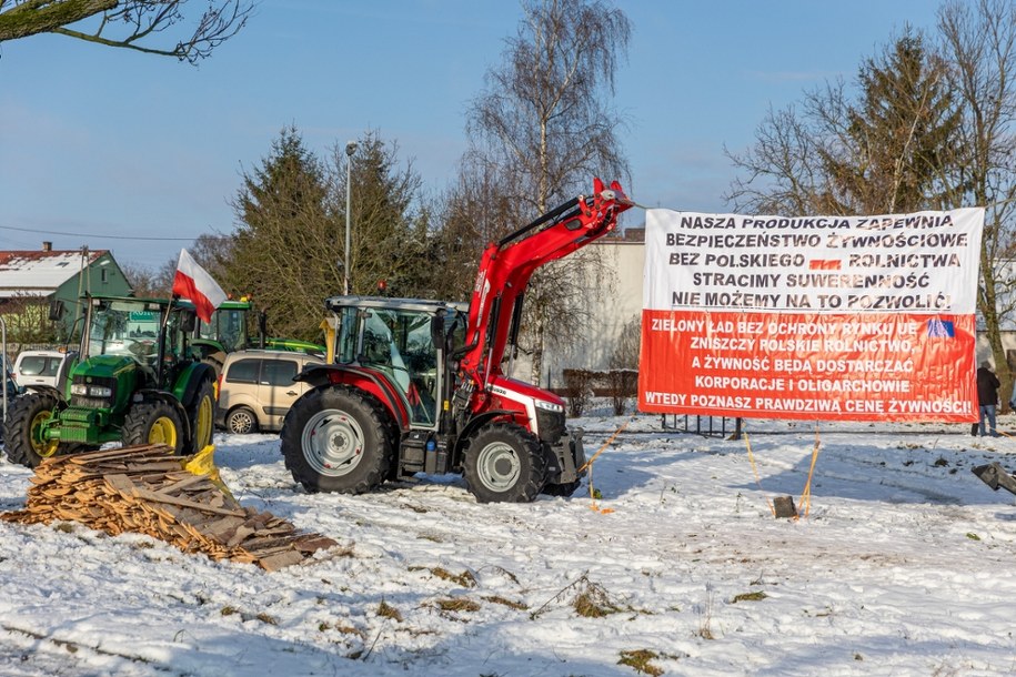 Protest rolników na drodze krajowej nr 11 w Koszutach /Paweł Jaskółka /PAP