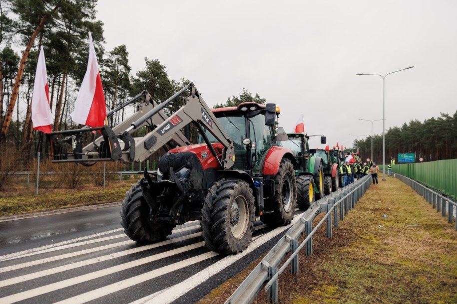 Protest rolników pomiędzy miejscowościami Zakrzewo i Dąbrowa /Marek Zakrzewski /PAP