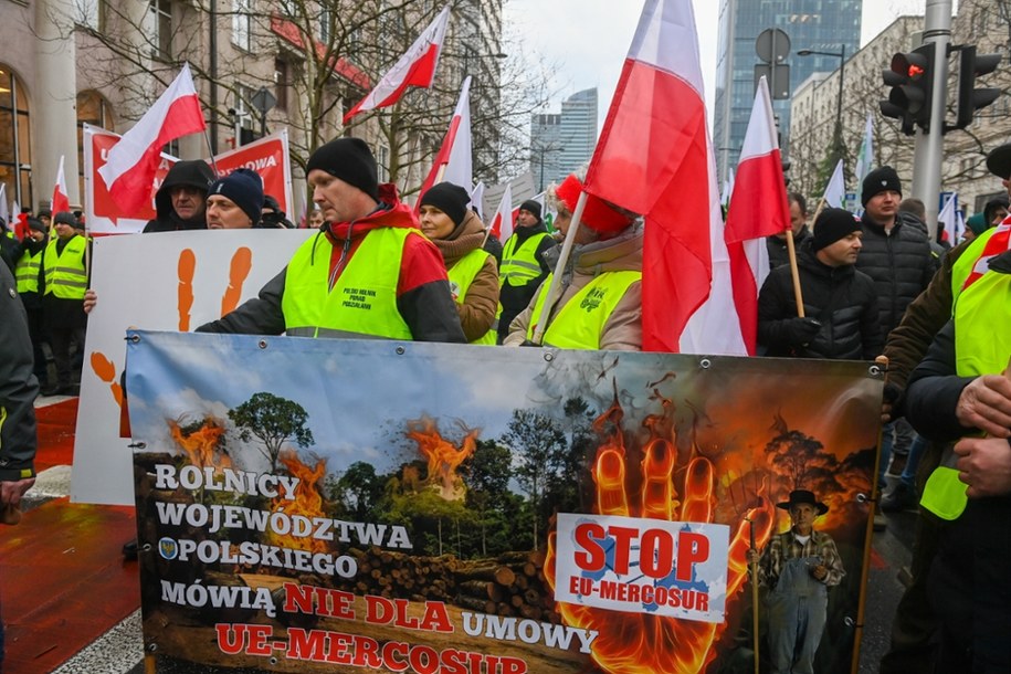 Protest rolników przed siedzibą Przedstawicielstwa Komisji Europejskiej w Warszawie (zdjęcie z 3 stycznia 2025 r.) /Piotr Nowak /PAP