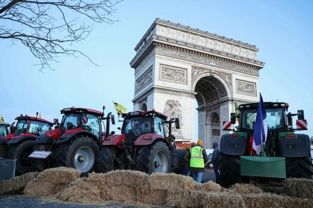 Protest rolników przy paryskim Łuku Triumfalnym /THOMAS SAMSON/AFP /East News