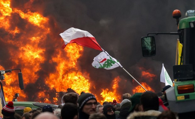 Protest rolników w Brukseli. Ogniska, petardy i starcia z policją