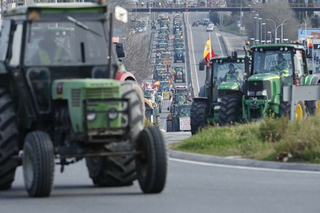 Protesty rolników w Hiszpanii. Blokują drogi i rozdają żywność