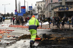 Protest sadowników w Warszawie. Rozsypali jabłka i podpalili opony