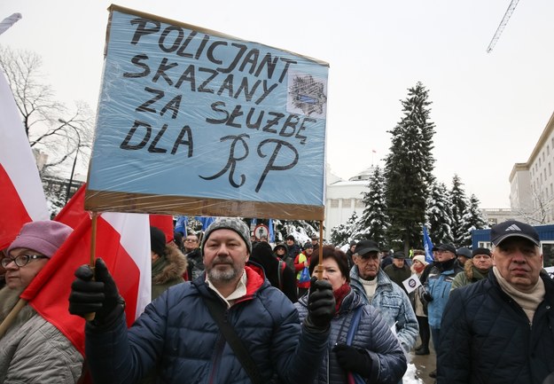 Protest służb mundurowych przed Sejmem, 2 grudnia 2016 /PAP/Paweł Supernak /PAP