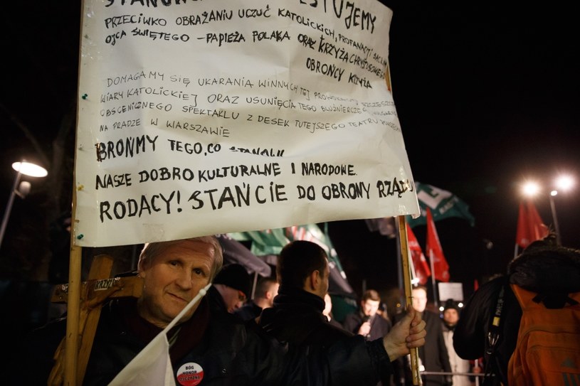 Protest środowisk prawicowych przed teatrem /Krystian Maj /Agencja FORUM