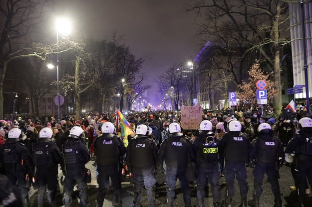 Protest Strajku Kobiet przed gmachem Trybunału Konstytucyjnego w Warszawie /Michał Dukaczewski /RMF FM