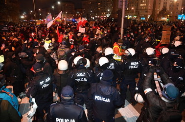 Protest Strajku Kobiet w Warszawie: 11 zatrzymanych, ponad 900 wylegitymowanych i gaz łzawiący