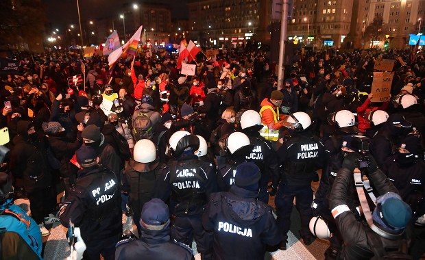 Protest Strajku Kobiet w Warszawie: 11 zatrzymanych, ponad 900 wylegitymowanych i gaz łzawiący