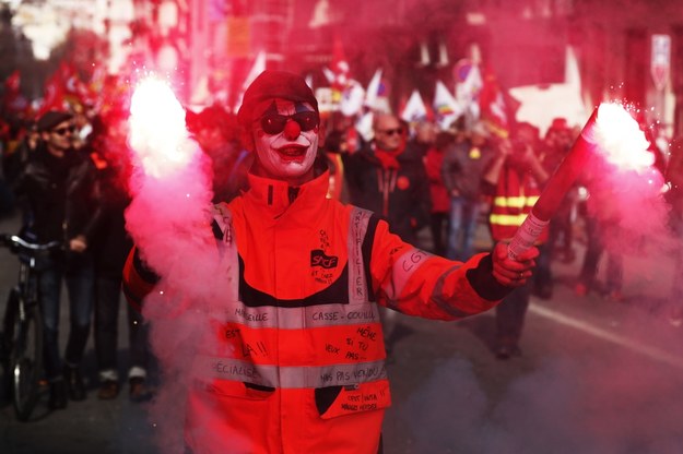 Protest strażaków we Francji /GUILLAUME HORCAJUELO  /PAP