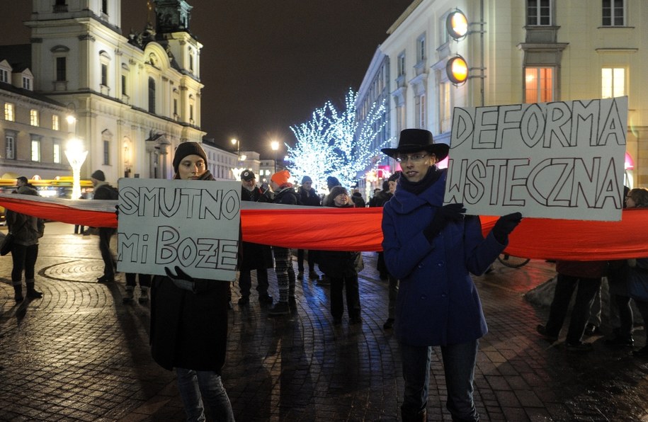 Protest studentów i studentek przy pomniku Kopernika na Krakowskim Przedmieściu w Warszawie /Marcin Obara /PAP