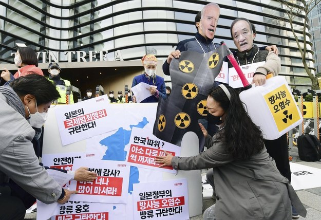 Protest studentów przed ambasadą Japonii w Seulu /Newscom /PAP/Newscom