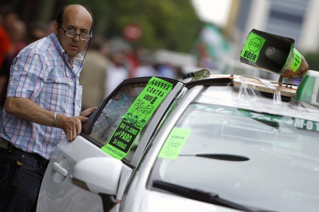 Protest taksówkarzy w Hiszpanii /HUGO ORTUNO /PAP/EPA