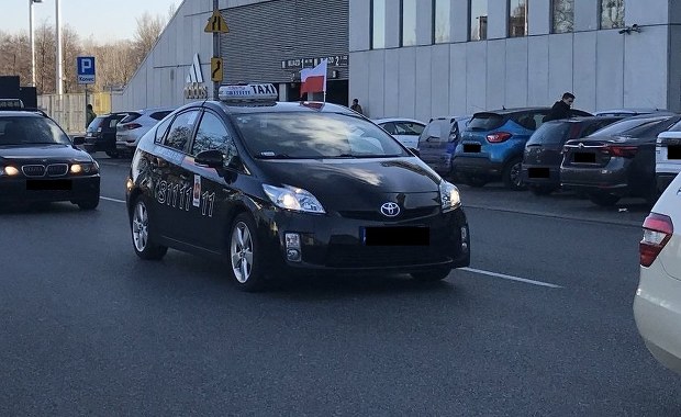 Protest taksówkarzy w Warszawie. “Nie odbierzecie nam klientów”
