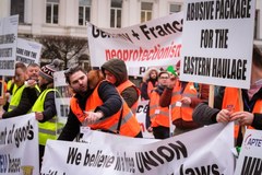 Protest transportowców przed Parlamentem Europejskich
