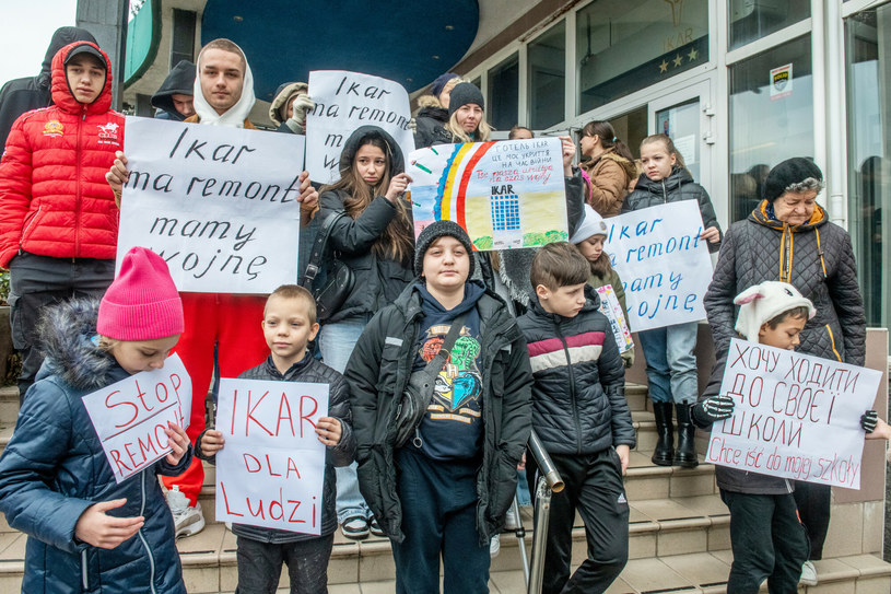 Protest uchodźców z Ukrainy przeciwko wykwaterowaniu ich z hotelu Ikar w Poznaniu /Łukasz Gdak /East News