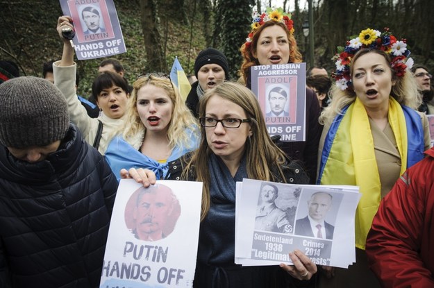 Protest Ukraińców przed rosyjską ambasadą w Brukseli /Wiktor Dabkowski    /PAP/EPA