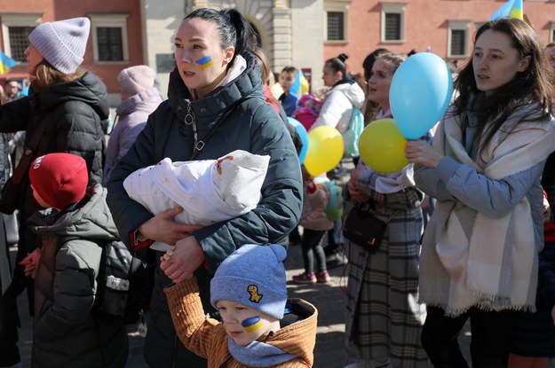Protest ukraińskich matek przeciwko rosyjskiej napaści na Ukrainę na placu Zamkowym w Warszawie / 	Paweł Supernak   /PAP