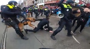 Protest w Amsterdamie. Brutalne starcie z policją