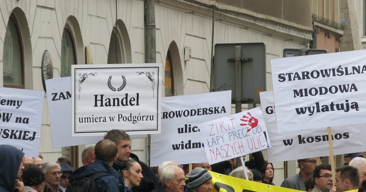 Protest w Krakowie przeciwko likwidacji miejsc parkingowych