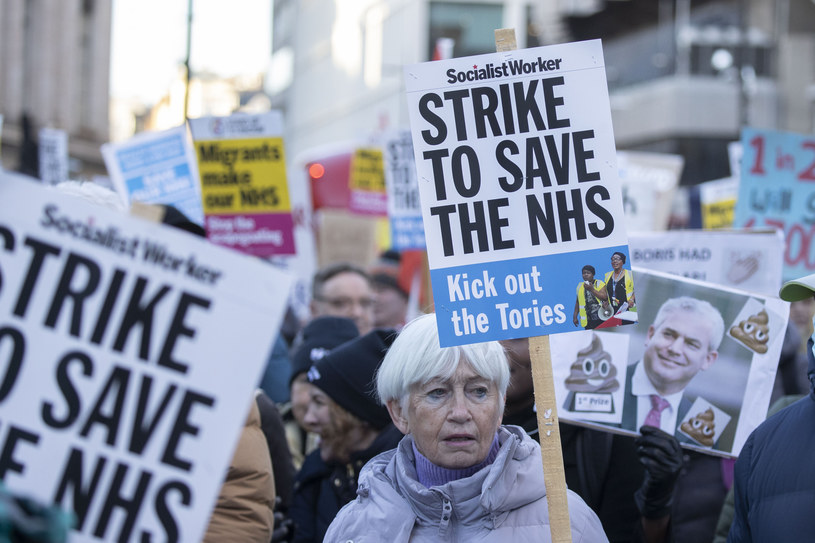 Protest w Londynie 18 stycznia br. na rzecz poparcia dla żądań pracowników służby zdrowia /Rasid Necati Aslim/Anadolu Agency /AFP