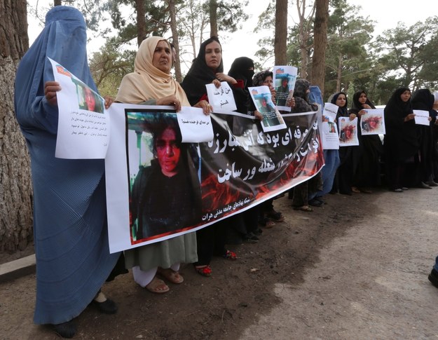 Protest w mieście Herat w zachodnim Afganistanie po śmierci 27-letniej Farhondy /JALIL REZAYEE    /PAP/EPA