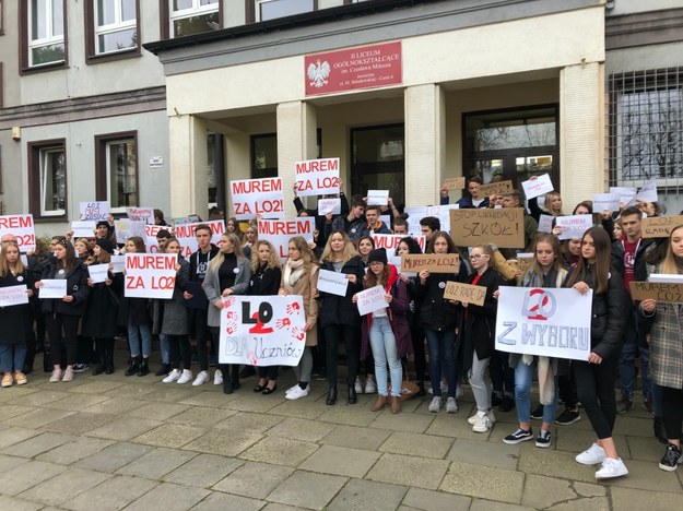 Protest w obronie II Liceum Ogólnokształcącym im. Czesława Miłosza w Jaworznie /Anna Kropaczek /RMF FM