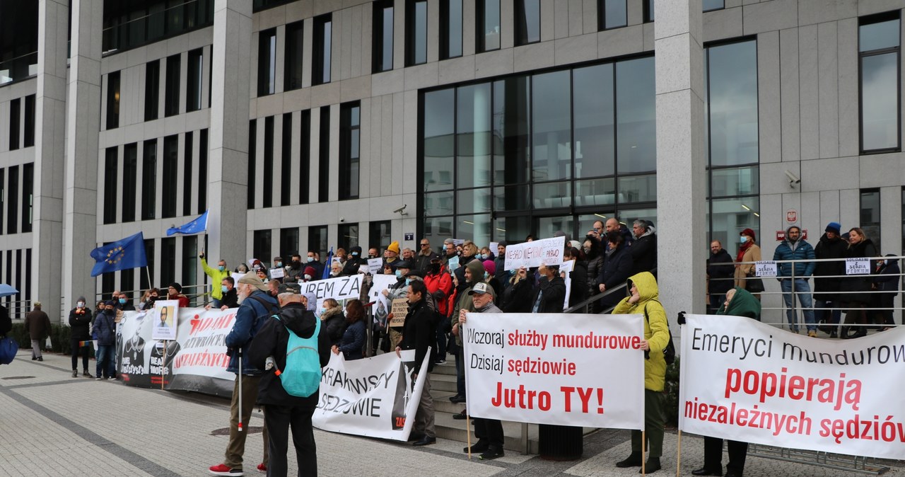 Protest w obronie sędziów