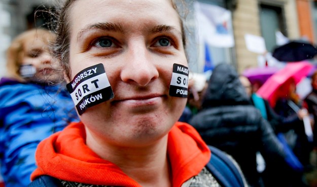 Protest w obronie wolnych mediów przed polską placówką w Brukseli /OLIVIER HOSLET /PAP/EPA