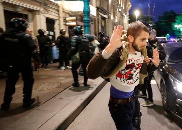 Protest w Sankt Petersburgu po ogłoszeniu przez Putina "częściowej" mobilizacji /ANATOLY MALTSEV  /PAP/EPA