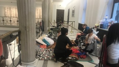 Protest w Sejmie trwa. "Na korytarzu trudno jest się wyspać. Ale damy radę"