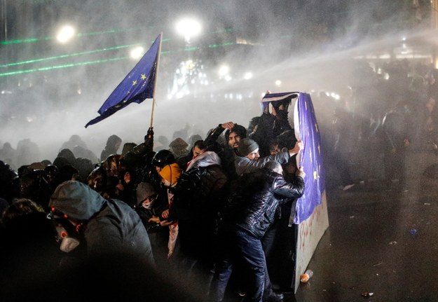 Protest w Tbilisi. Siły specjalne użyły armatek wodnych i gazu. /PAP/EPA/DAVID MDZINARISHVILI /PAP/EPA