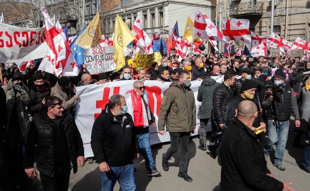 Protest w Tbilisi /ZURAB KURTSIKIDZE /PAP/EPA