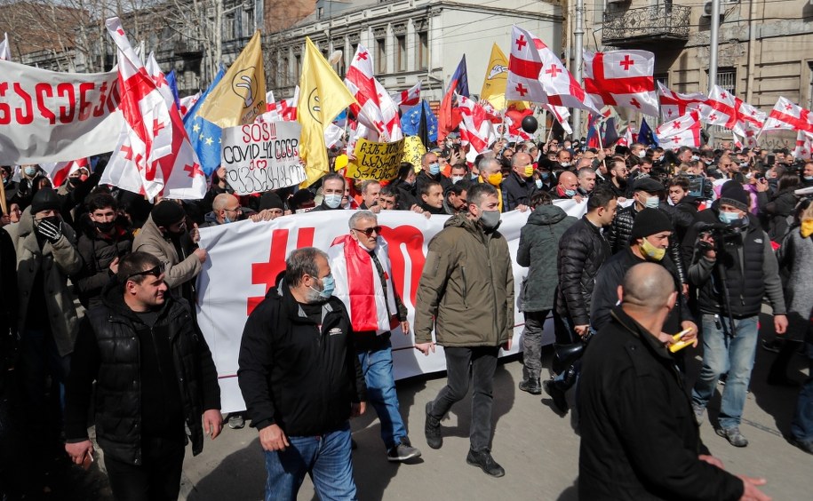 Protest w Tbilisi /ZURAB KURTSIKIDZE /PAP/EPA