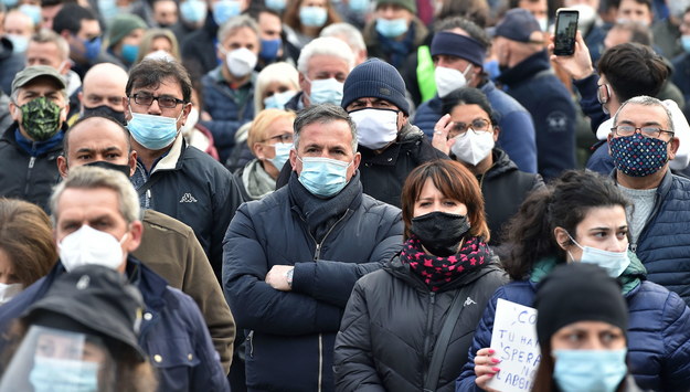 Protest w Turynie przeciwko restrykcjom covidowym /ALESSANDRO DI MARCO  /PAP/EPA
