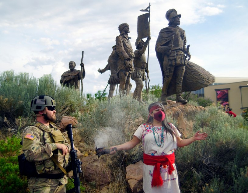 Protest w w Albuquerque, największym mieście w stanie Nowy Meksyk na południowym zachodzie USA. Protestanci chcieli usunięcia pomnika Juana de Onate. /Zuma Press /Agencja FORUM