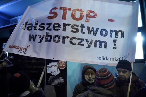 Protest w Warszawie przed siedzibą PKW /Radek Pietruszka /PAP