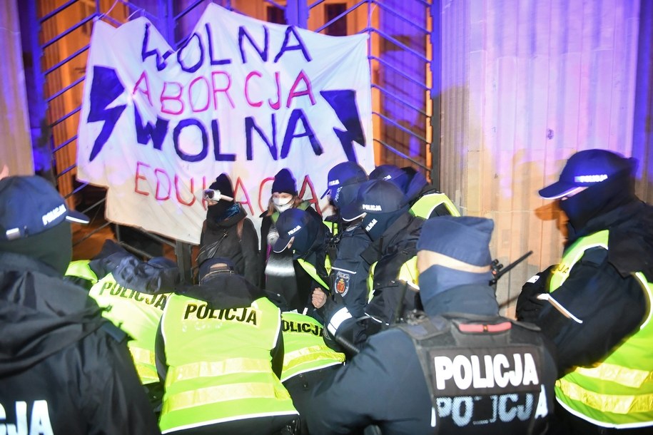 Protest "Wolna aborcja i wolna edukacja!" przed siedzibą Ministerstwa Edukacji Narodowej w Warszawie, 23 listopada 2020 / 	Radek Pietruszka   /PAP
