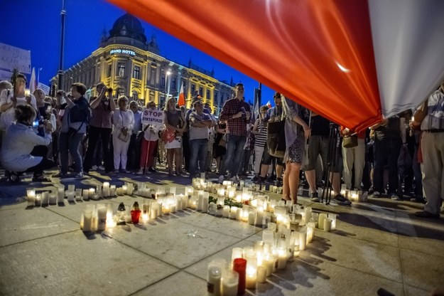 Protest "Wolne Sądy - łańcuch światła" na Placu Litewskim w Lublinie /Wojciech Pacewicz /PAP