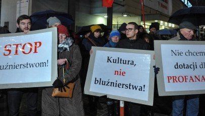 Protest ws. spektaklu "Klątwa". Różaniec przed Teatrem Powszechnym