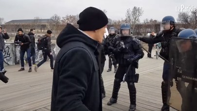 Protest żółtych kamizelek: Policja szuka byłego boksera. Atakował policjantów 