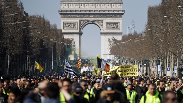 Protest żółtych kamizelek w Paryżu /YOAN VALAT  /PAP/EPA