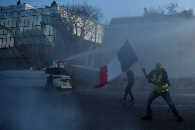 Protest "żółtych kamizelek" w Paryżu /	JULIEN DE ROSA /PAP/EPA