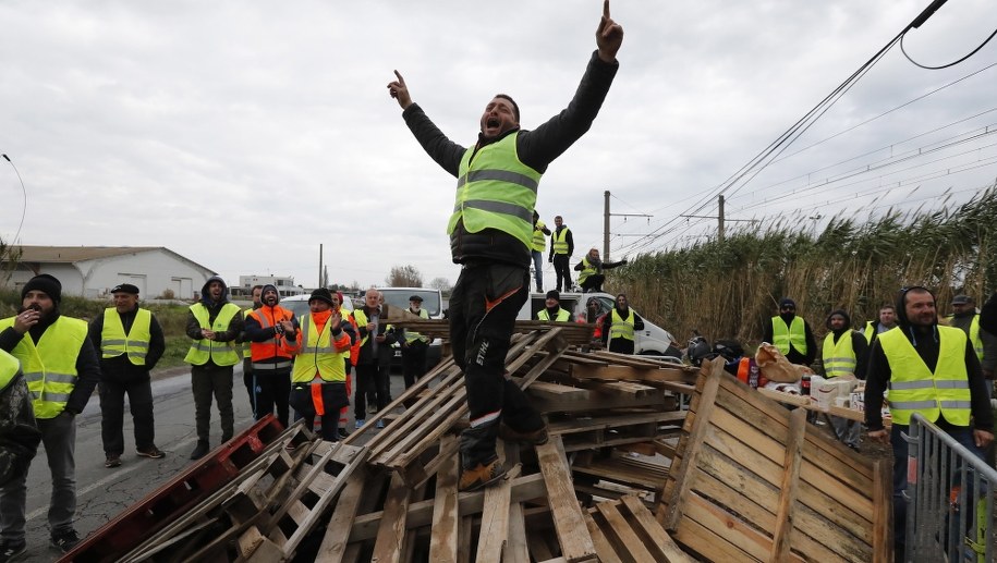 Protest "żółtych kamizelek" zaczął się w sobotę /GUILLAUME HORCAJUELO  /PAP/EPA