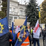 Protest związkowców PKP-LHS przed konsulatem Ukrainy w Lublinie